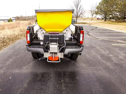 大风天气使用固体融雪剂撒布机安全注意事项