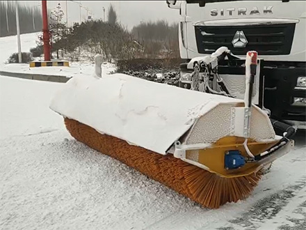 清扫压力和速度对扫雪滚刷刷毛积雪堵塞的影响