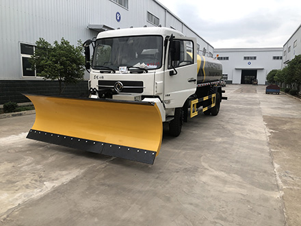 洒水车上使用的除雪铲需要和车辆的动力相匹配